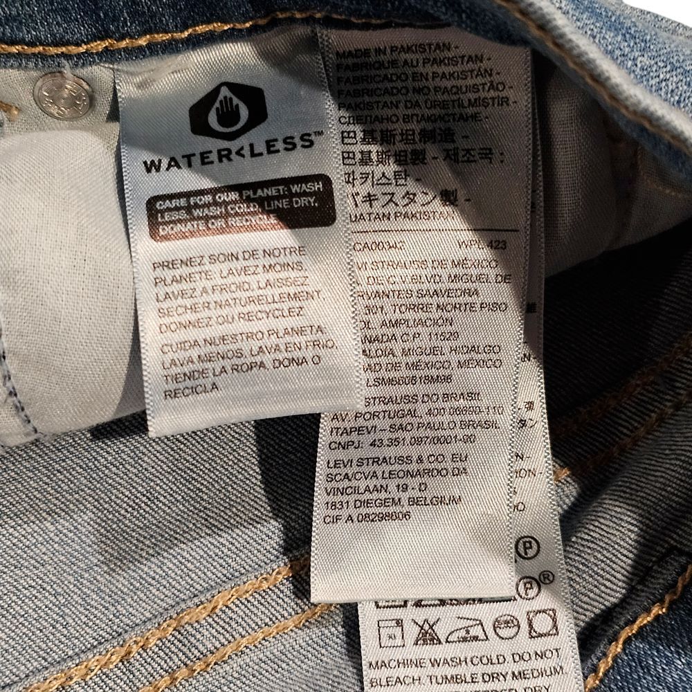 Levi's Women's Classic Bermuda‎ Shorts Cuffed Hem Denim Size 26 - Picture 7 of 14